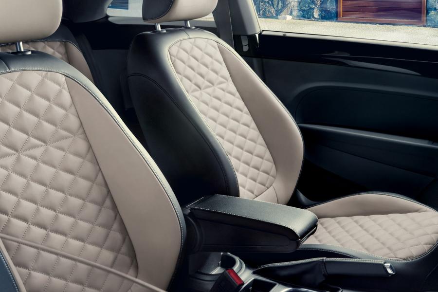 Интерьер Volkswagen Beetle SEL Final Edition 2018 года  (WW) (фото 2 из 19)